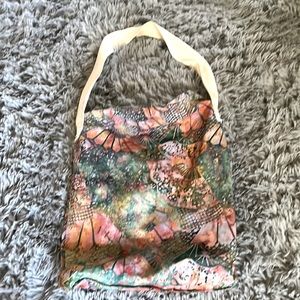 This is a cute vintage handbag.